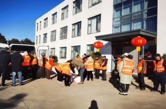 6776永利集团集团慰问“城市美容师”